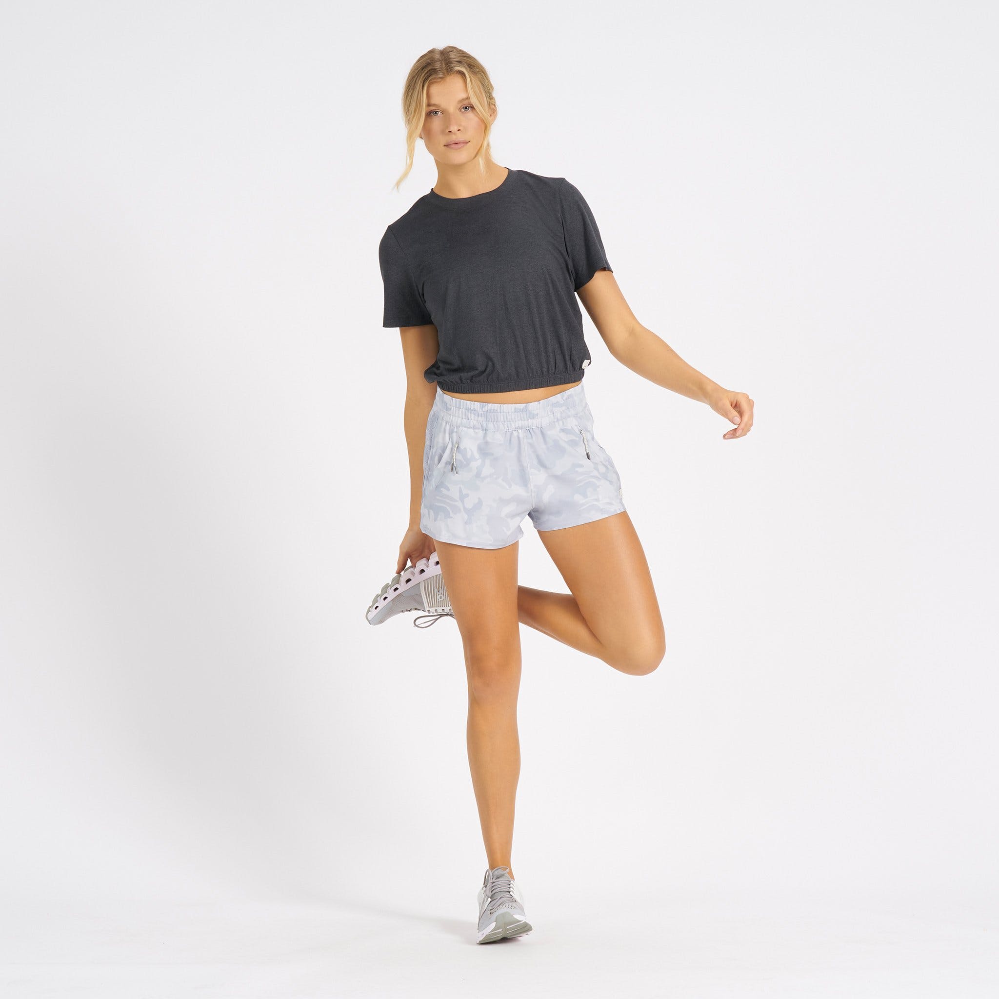 Vuori WOMEN'S DASH SHORT PALECAMO