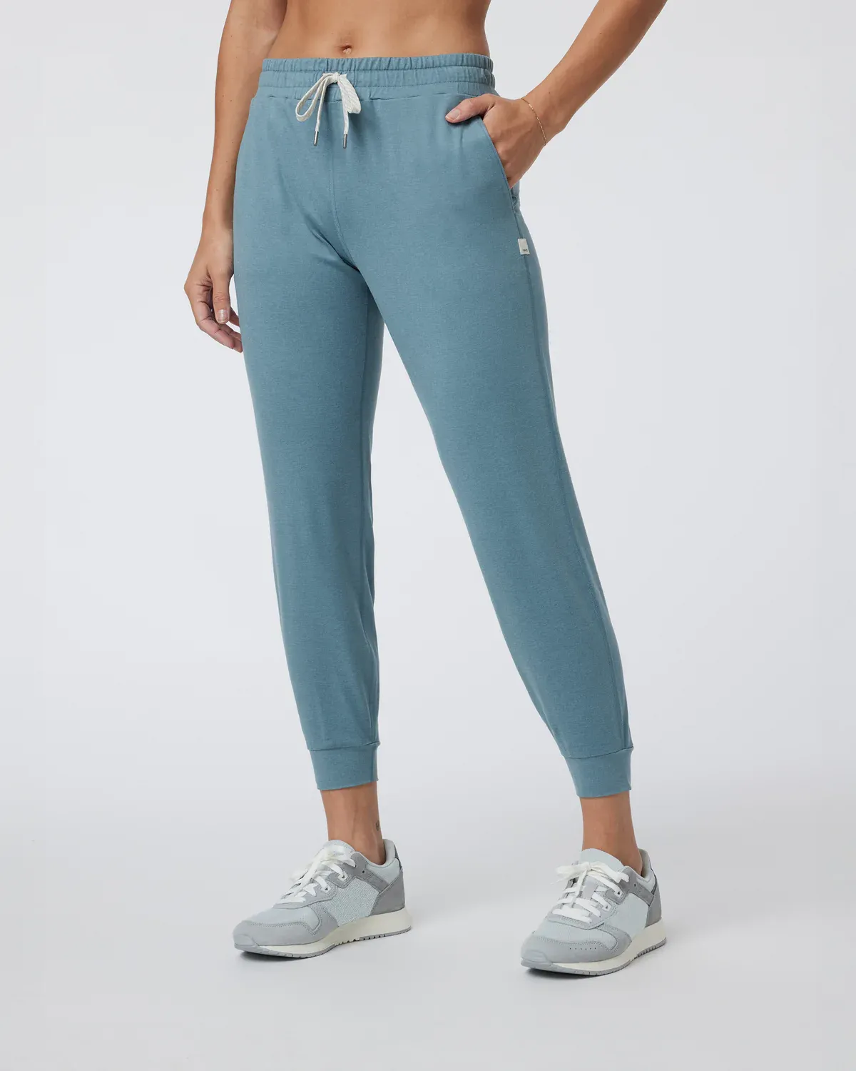 Vuori WOMEN'S PERFORMANCE JOGGER SMOKE/BLUE